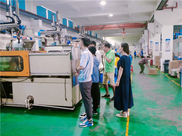 东莞振烨塑胶制品公司迎客户实地考察，精密塑胶模具实力获赞誉